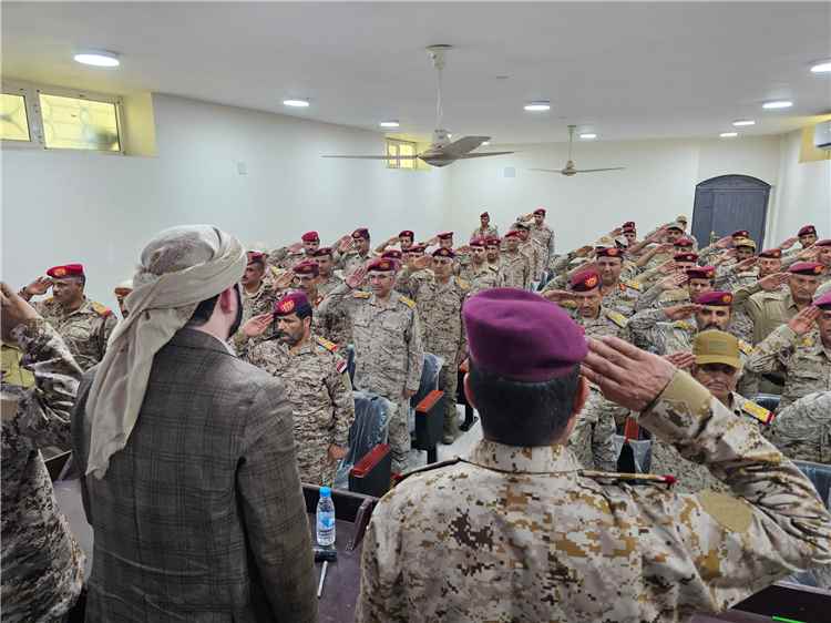 محافظ صنعاء يدعو إلى تعزيز التنسيق الوطني والعسكري لاستكمال معركة التحرير
