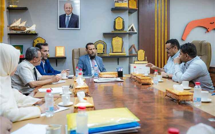 محافظ عدن يترأس اجتماعًا لمناقشة المشاريع الخدمية