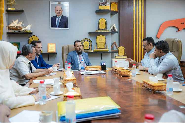 محافظ عدن يترأس اجتماعًا لمناقشة المشاريع الخدمية