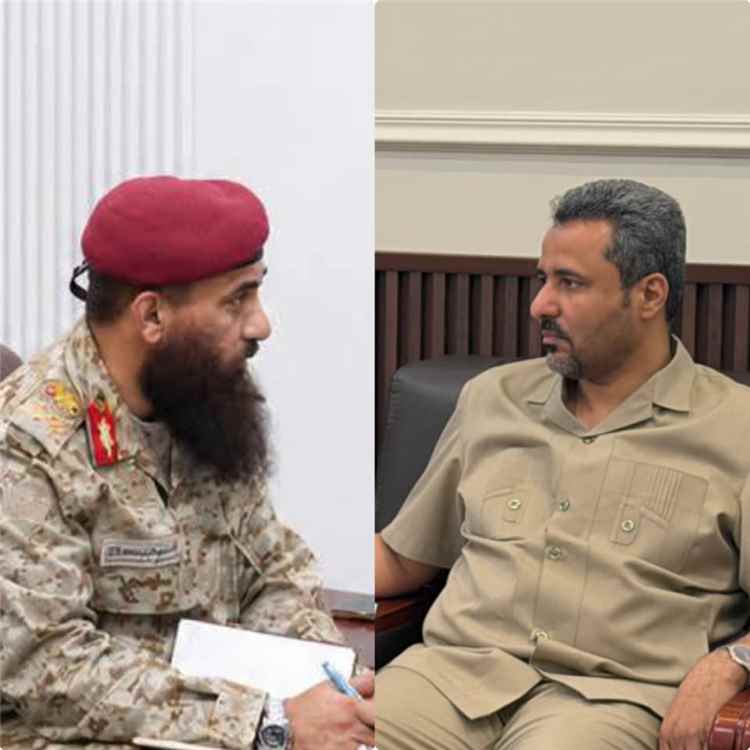 محافظ لحج يشيد بجهود القائد حمدي شكري في ترسيخ الأمن والاستقرار وإنهاء ظواهر حمل السلاح في الأسواق بمديرية طور الباحة
