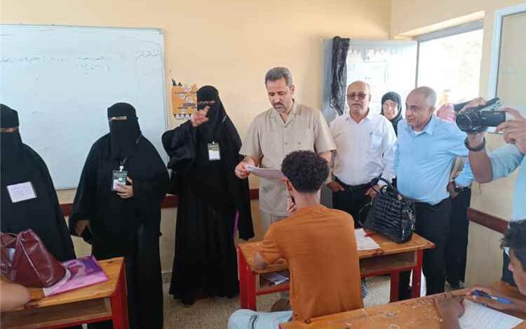محافظ لحج يطلق اختبارات الثانوية العامة ويؤكد توفير الأجواء المناسبة للطلاب