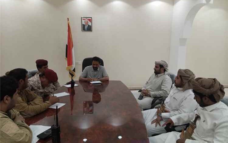 محسن بن وهيط يترأس اجتماع فريق غرفة  العمليات المشتركة ويؤكد المضي في محاربة السوق السوداء والتهريب
