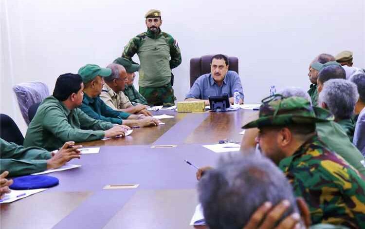 مدير أمن عدن يعقد اجتماعاً موسعاً بقيادات الشرطة ويؤكد تنفيذ قرارات اللجنة الأمنية بحزم