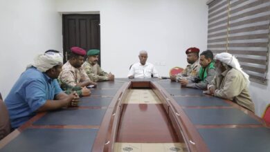 مدير عام الشحر يبحث مع قائد لواء الضبة تعزيز التنسيق العسكري والأمني