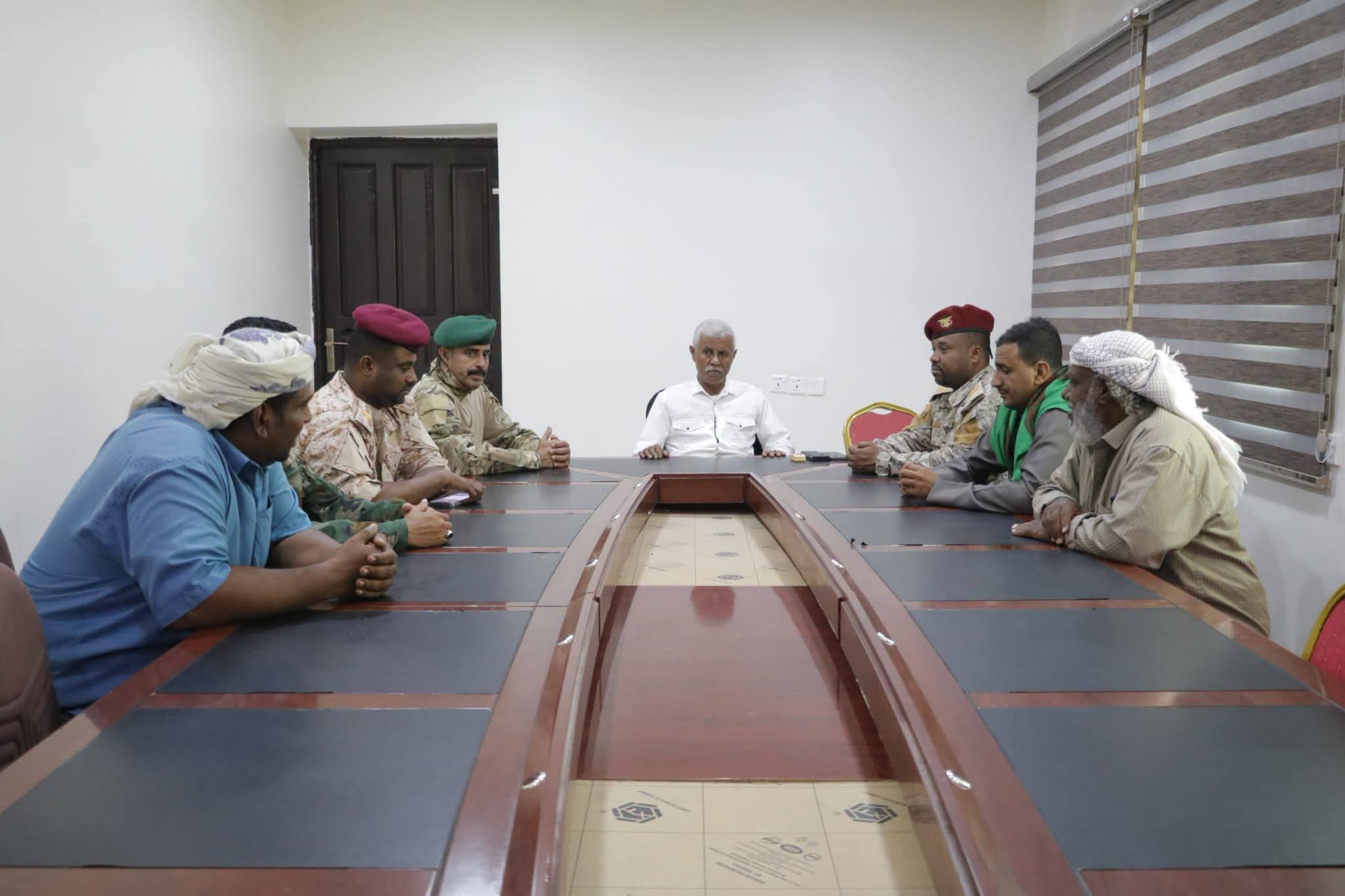 مدير عام الشحر يبحث مع قائد لواء الضبة تعزيز التنسيق العسكري والأمني