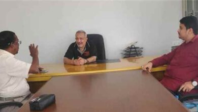 مدير عام الصحة بالمهرة يناقش ربط شبكة المياه للمشاريع الصحية الجديدة