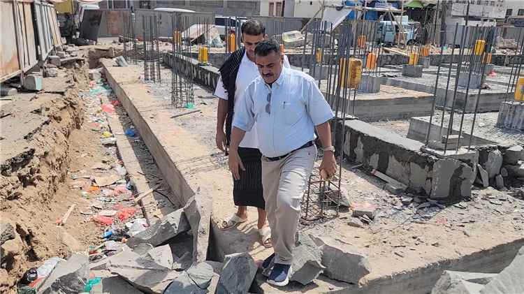 مدير عام المنصورة يتفقد مشروع استكمال بناء مكاتب السلطة المحلية بالمديرية