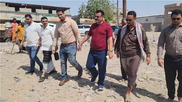 مدير عام المنصورة يدشن مشروع "إعادة تأهيل دوار بئر فضل" بشارع الخمسين