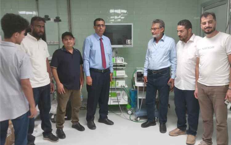 مدير عام صحة لحج يتسلم جهاز منظار رقمي من منظمة اليونبس لمستشفى ابن خلدون العام