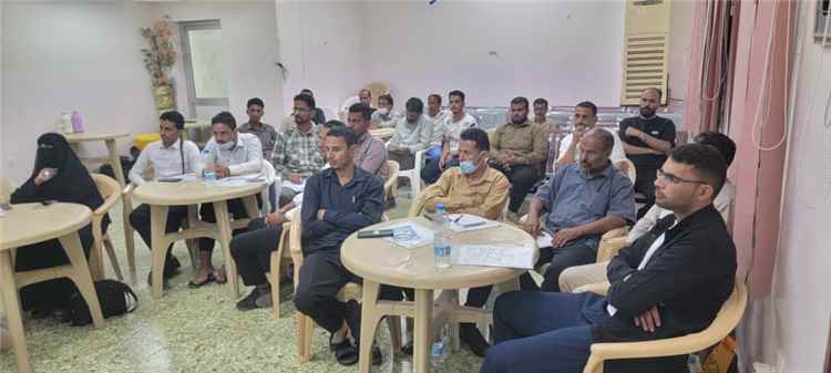 مدير عام صحة لحج يختتم الدورة التدريبية للأطباء والعاملين الصحيين في مجال تشخيص وعلاج حالات الملاريا وحمى الضنك