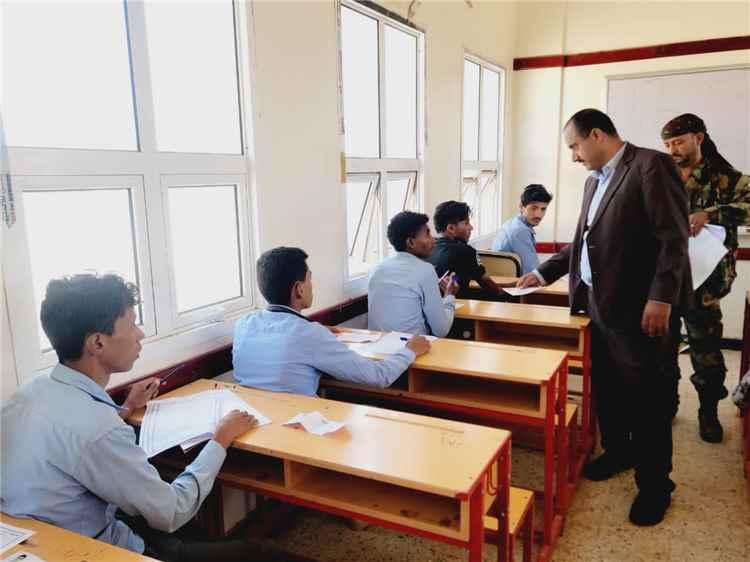 مدير عام قعطبة الشاعري يتفقد سير اختبارات الثانوية العامة في مركز مجمع الجبارة بمريس