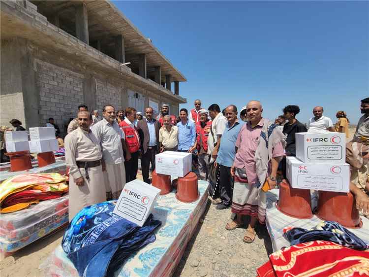 مدير عام قعطبة الشاعري يدشن توزيع مساعدات إيوائية لـ200 أسرة متضررة من الأمطار بدعم من الهلال الأحمر