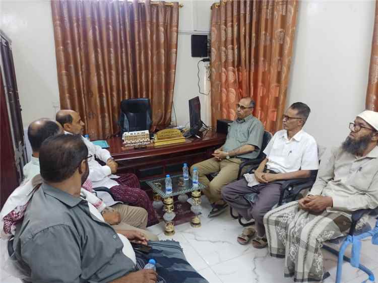 مدير عام مؤسسة المياه بوادي حضرموت يتفقد مشروع الطاقة الشمسية بشبام ويتلمس احتياجات الفرع