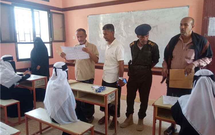 مدير عام مديرية بروم ميفع بمعية مدير إدارة التربية والتعليم بالمديرية يدشنان إختبارات شهادة الثانوية العامة بقسميها العلمي والأدبي