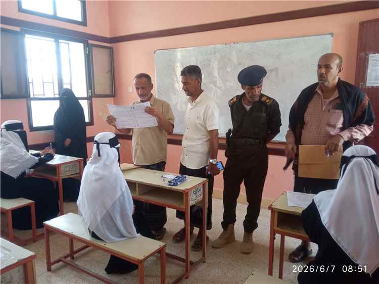 مدير عام مديرية بروم ميفع بمعية مدير إدارة التربية والتعليم بالمديرية يدشنان إختبارات شهادة الثانوية العامة بقسميها العلمي والأدبي