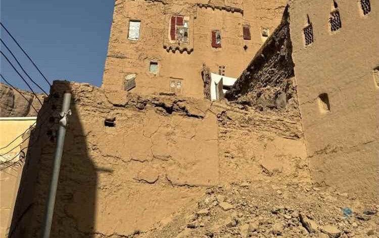 مدير عام مديرية دوعن يتابع تداعيات انهيار أحد المنازل