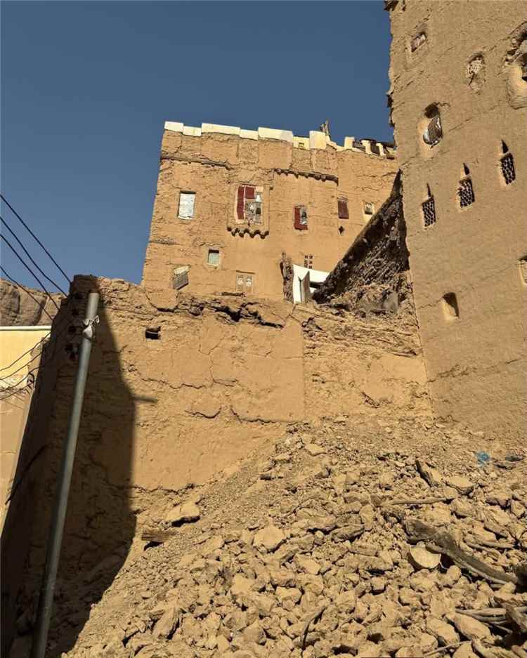 مدير عام مديرية دوعن يتابع تداعيات انهيار أحد المنازل