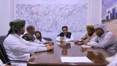 مدير عام مطار الغيضة الدولي يعقد اجتماعاً بمدراء الإدارات ورؤساء الأقسام لمناقشة سير العمل وتطوير الأداء