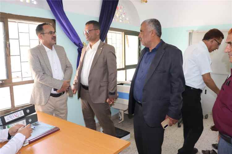 مدير عام مكتب الصحة والسكان في تعز يتفقد عدداً من المرافق الصحية بمديرية المواسط