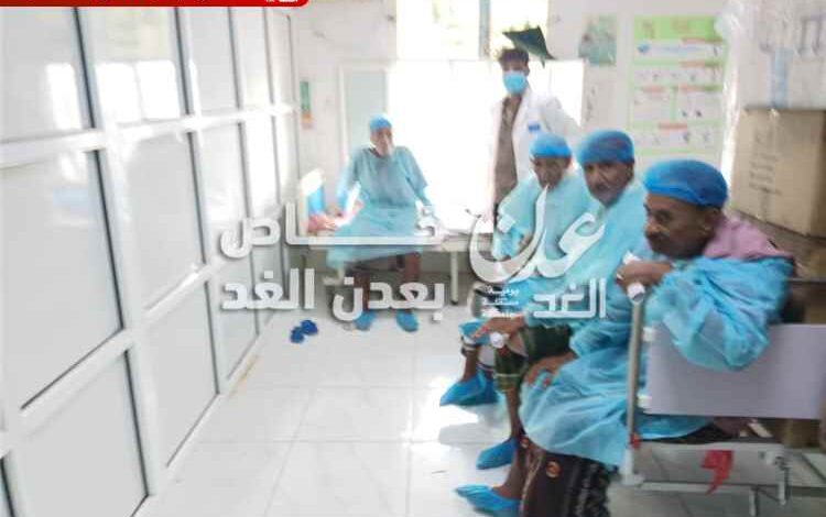مستشفى أحور العام يدشن المعاينات ويبدأ إجراء 300 عملية جراحية ضمن مخيم طب العيون