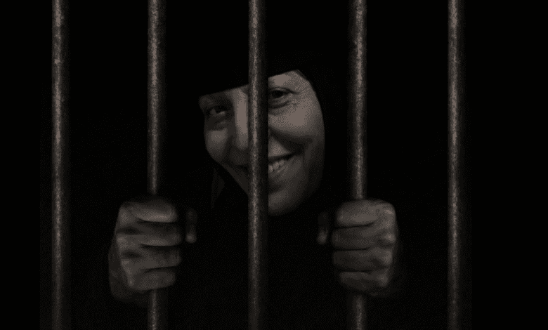 مسنة يمنية تواجه الموت البطيء في سجون الحوثي وسط تجاهل للتوجيهات القضائية بالإفراج عنها واعتقال عدد من أسرتها