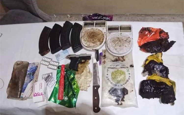 مكافحة المخدرات بساحل حضرموت تضبط أكثر من كيلوغرام من الحشيش وأسلحة بحوزة مروج في المكلا