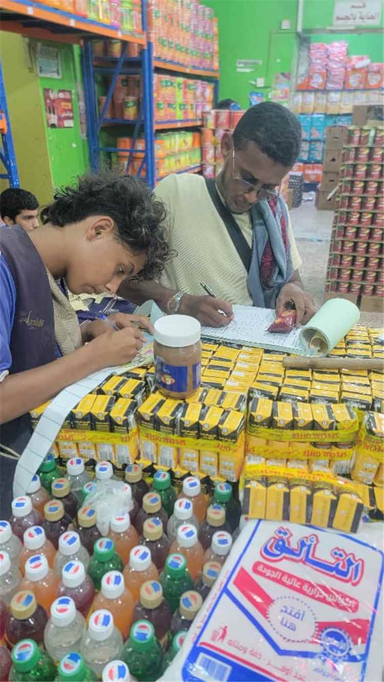 مكتب الصناعة والتجارة بمديرية الشحر ينفذ حملة ميدانية للتأكد من إشهار الأسعار وسلامة السلع