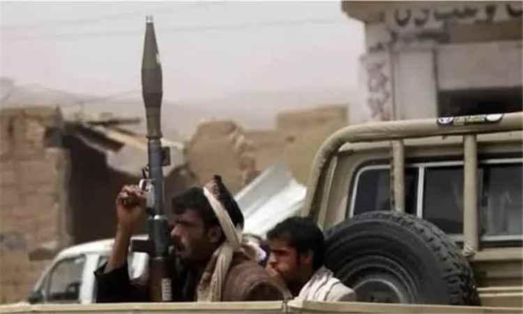 مليشيا الحو_ثي تقتحم منازل وتفرض حصارًا على حي سكني وسط إب