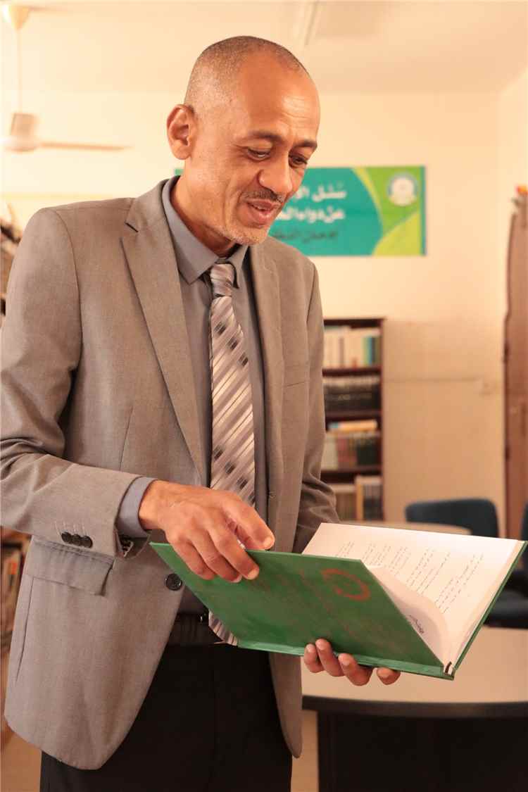 نائب رئيس جامعة المهرة لشؤون الطلاب يزور جامعة القرآن الكريم والعلوم الإسلامية بسيئون
