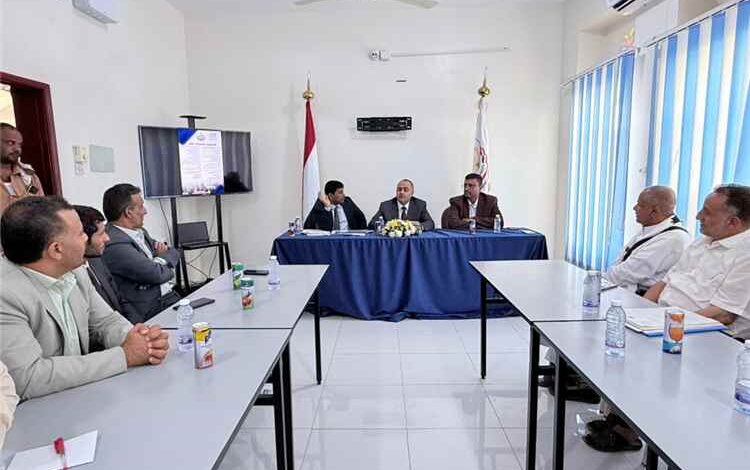 نائب وزير المالية يطلع على سير العمل في مكتب مصلحة الضرائب في مأرب
