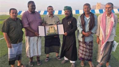 نادي سمعون الشحر يكرّم محافظ شبوة بن الوزير بدرع الوفاء