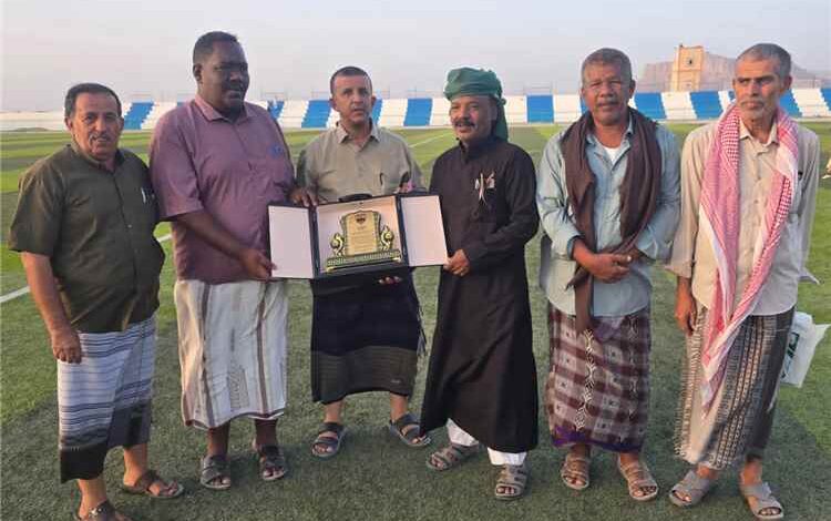 نادي سمعون الشحر يكرّم محافظ شبوة بن الوزير بدرع الوفاء
