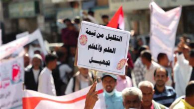 نقابة المعلمين بتعز تطالب الحكومة بإنصاف آلاف المعلمين وصرف مستحقاتهم المتأخرة