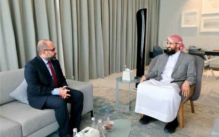 وزارة الاتصالات وتقنية المعلومات تعرض خططها لتطوير القطاع أمام عضو مجلس القيادة الرئاسي المحرّمي