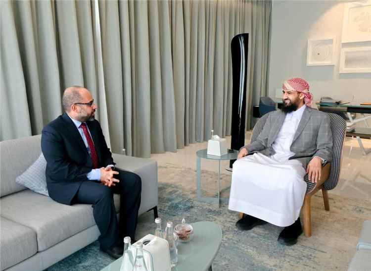وزارة الاتصالات وتقنية المعلومات تعرض خططها لتطوير القطاع أمام عضو مجلس القيادة الرئاسي المحرّمي