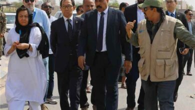 وزير الأشغال والسفير الياباني يطلعان على مشروع تأهيل شارع الخمسين في عدن عقب استكمال تنفيذه