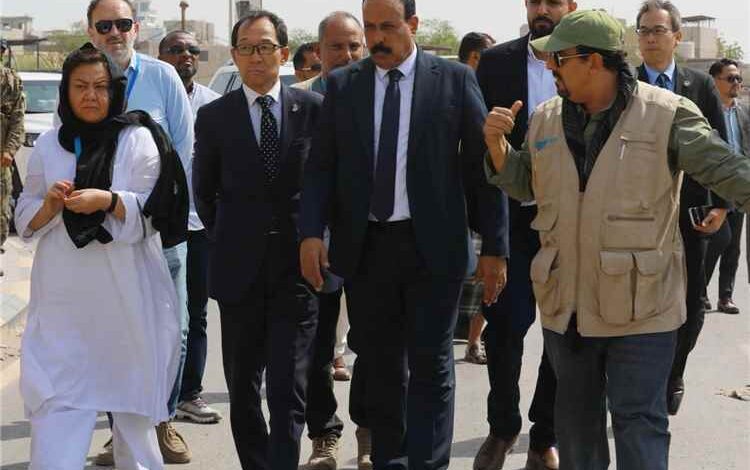 وزير الأشغال والسفير الياباني يطلعان على مشروع تأهيل شارع الخمسين في عدن عقب استكمال تنفيذه