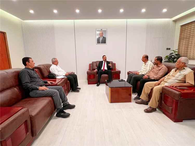 وزير الأشغال يناقش مشاريع قطاع الطرق والتوسع العمراني في أبين.