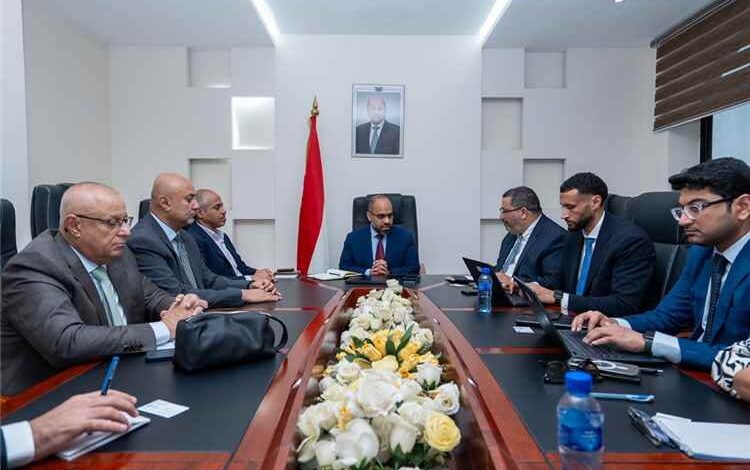 وزير الاتصالات يبحث مع وفد البنك الدولي ودعم تطوير البنية التحتية للقطاع