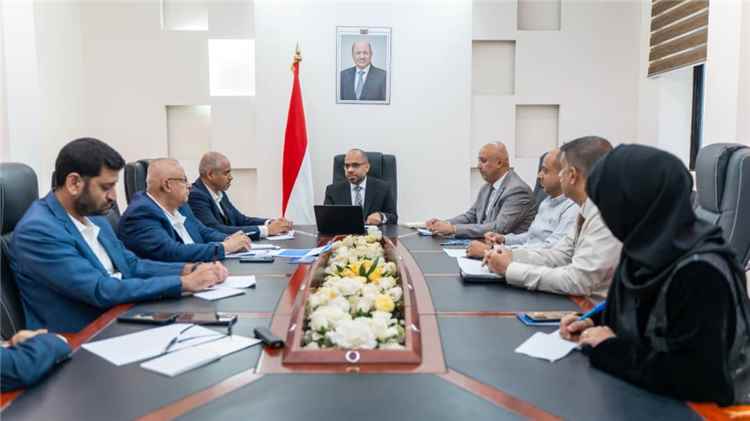 وزير الاتصالات يناقش مستوى الأداء المؤسسي وخطط تطوير قطاعي الاتصالات والبريد