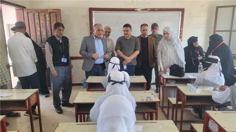 وزير التربية والتعليم يتفقد اختبارات الثانوية العامة في مديرية المنصورة بعدن