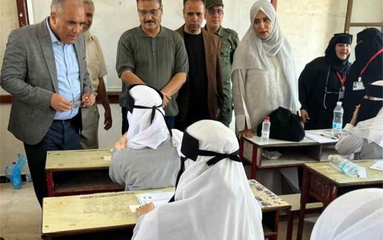 وزير التربية يطلع على سير الاختبارات في مركزي المدرسة النموذجية وثانوية خديجة بعدن