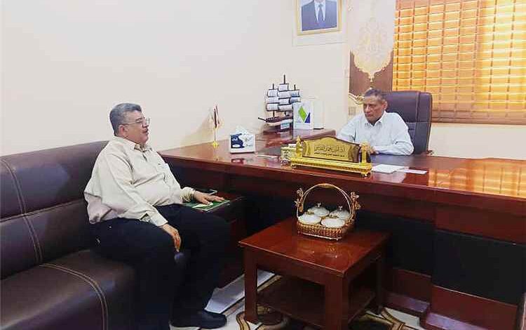 وزير التعليم العالي يناقش سير العملية الأكاديمية وخطط التطوير المستقبلية في جامعة المهرة