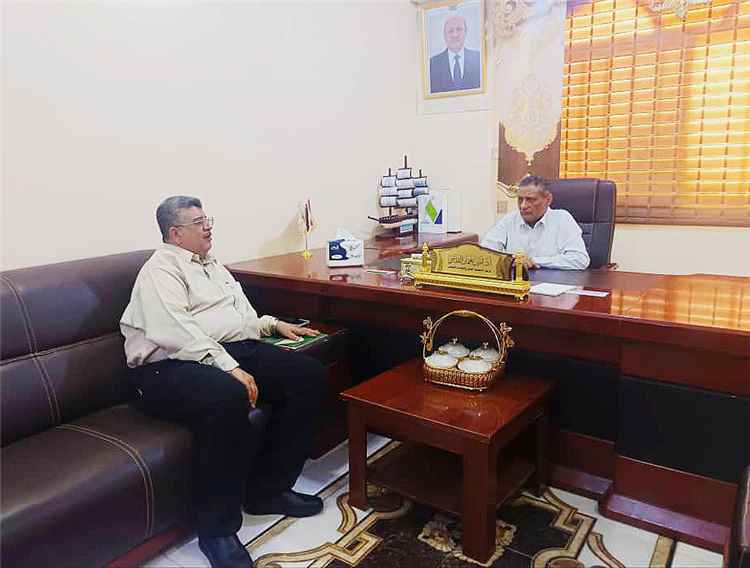 وزير التعليم العالي يناقش سير العملية الأكاديمية وخطط التطوير المستقبلية في جامعة المهرة