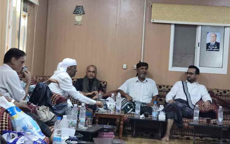 وزير الخدمة المدنية والتأمينات سالم العولقي يزور وكيل الجهاز المركزي لأمن الدولة اللواء محمد جميع الخضر