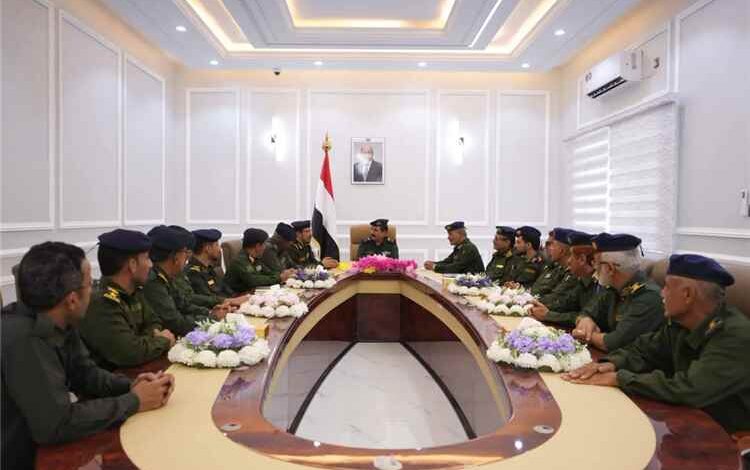 وزير الداخلية يترأس اجتماعاً لقيادة مصلحة الأحوال المدنية والسجل المدني