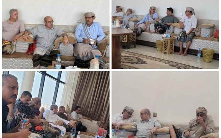 وزير الدفاع ونائب رئيس هيئة الأركان وقيادات عسكرية وأمنية يزورون الفريق أحمد محسن اليافعي لمباركة تعيينه