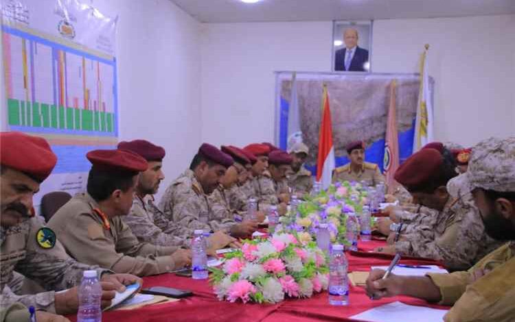 وزير الدفاع يترأس اجتماعاً عسكرياً استثنائياً لمناقشة المستجدات الميدانية ومستوى الجاهزية القتالية