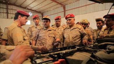 وزير الدفاع يتفقد دائرة التصنيع العسكري بمأرب ويطلع على تصنيع القناصات والصواريخ والذخائر