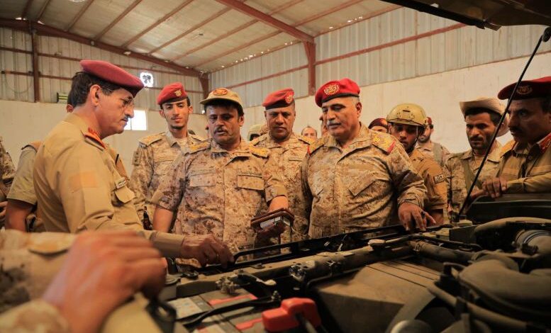 وزير الدفاع يتفقد دائرة التصنيع العسكري بمأرب ويطلع على تصنيع القناصات والصواريخ والذخائر